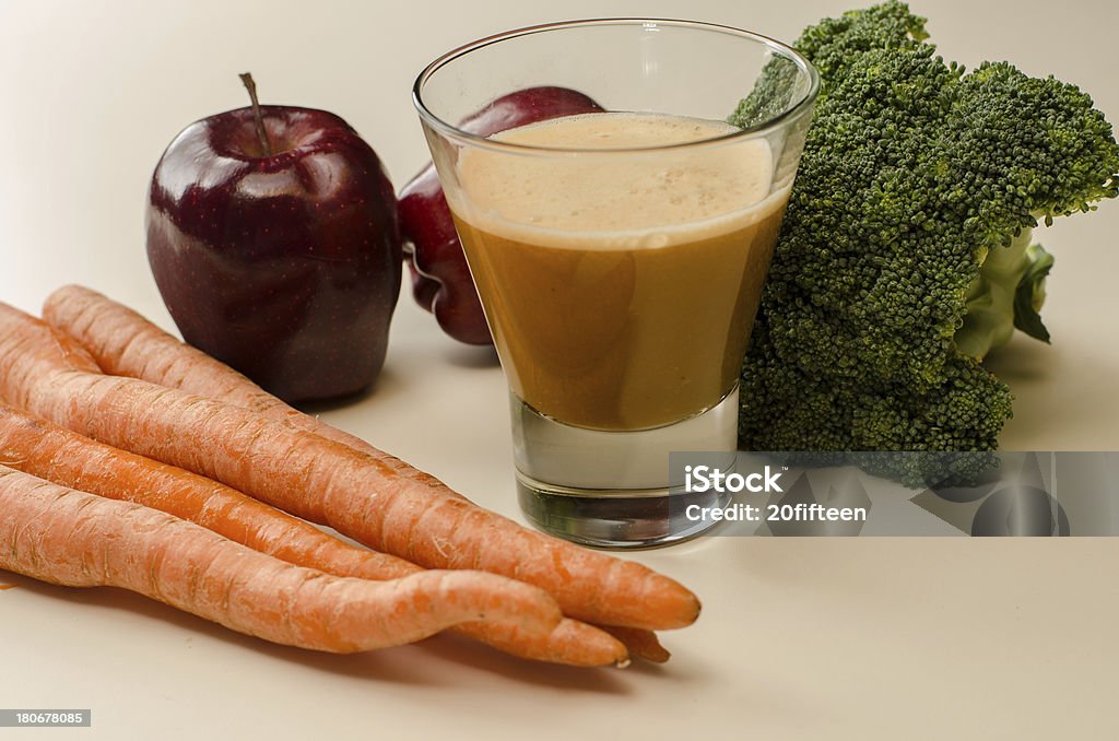 Forme de pomme Jus de carotte et le brocoli - Photo de Aliment libre de droits