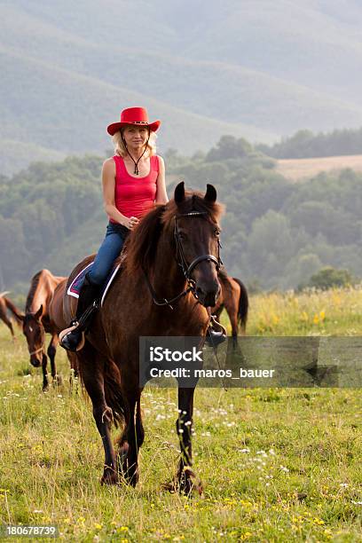 Foto de Mulher De Chapéu Vermelho Cavalo e mais fotos de stock de Adulto - Adulto, Animal, Animal de estimação