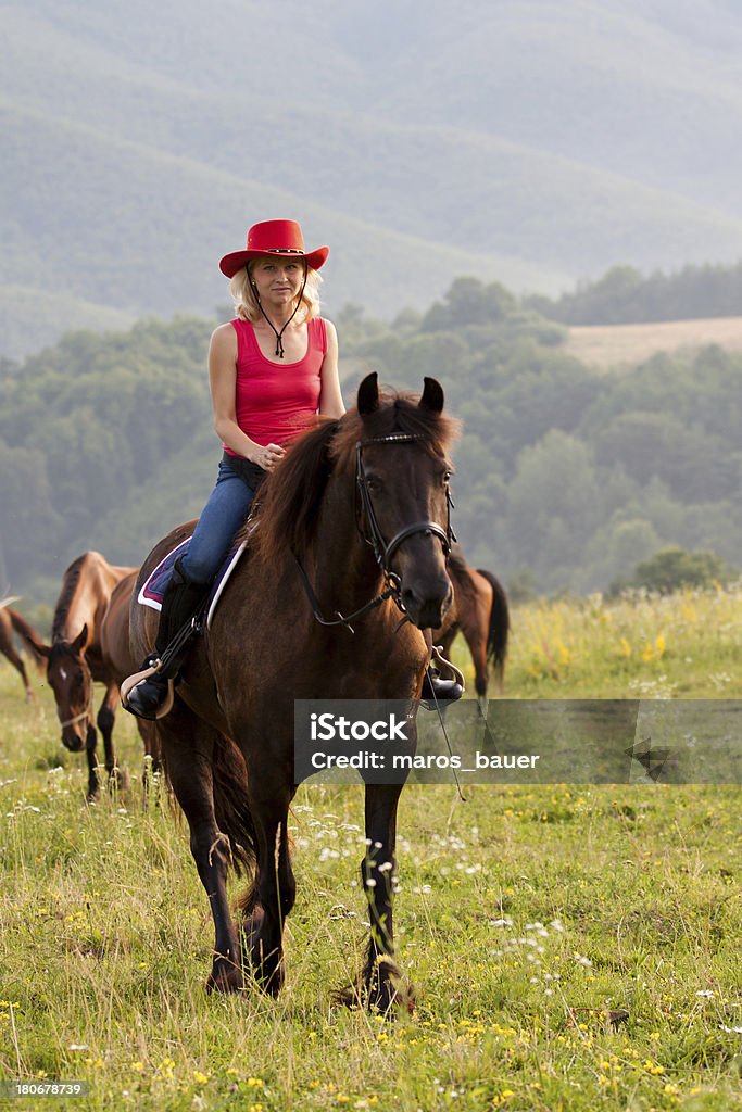 Женщина в красной шляпе для верховой езды - Стоковые фото Вертикальный роялти-фри