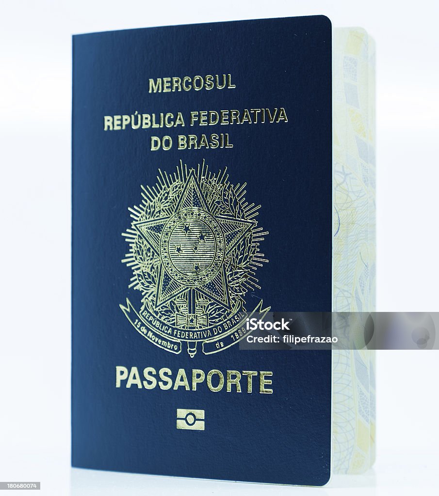 Nowe brazylijski paszport na białym tle - Zbiór zdjęć royalty-free (Paszport)