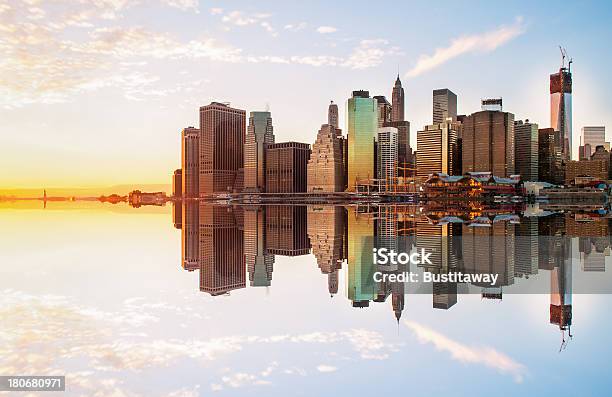 Foto de Reflexo De Manhattan Ao Pôr Do Sol e mais fotos de stock de Arranha-céu - Arranha-céu, Azul, Cidade