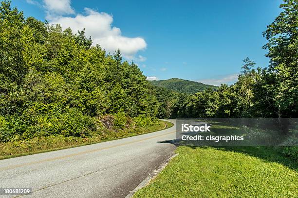 Blue Ridge Parkway En Verano Foto de stock y más banco de imágenes de Autopista - Autopista, Montañas Apalaches, Carolina del Norte - Estado de los EE. UU.