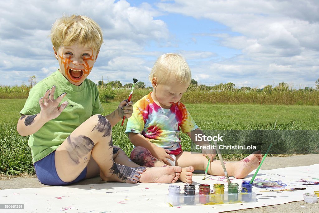 Desordenado niños pintar - Foto de stock de Hermano libre de derechos