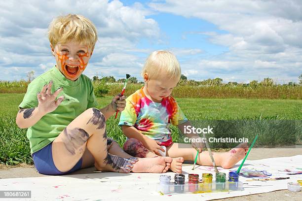 Desordenado Niños Pintar Foto de stock y más banco de imágenes de Hermano - Hermano, Niño, Bebé