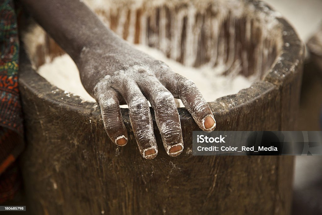 Creazione di manioca farina a mano. - Foto stock royalty-free di Manioca - Tubero