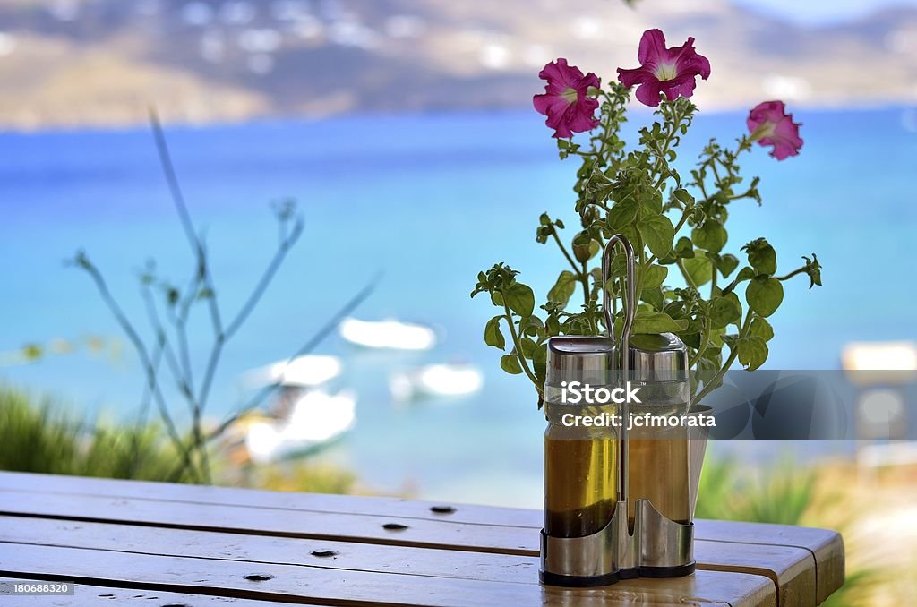 Fiori e sea - Foto stock royalty-free di Ampolla - Stoviglie