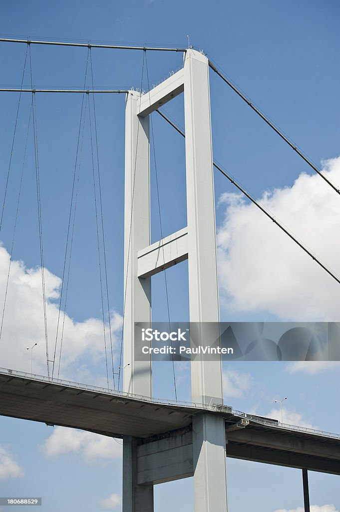 Pont suspendu de soutenir contre ciel bleu - Photo de Architecture libre de droits