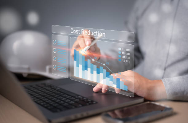 Businessman use laptop to analyze company expenses for cost reduction management. Lean optimize manufacturing. Decreasing company expense to maximize profits, financial data for long term investment. el hombre de negocios usa una computadora portátil para analizar los gastos de la empresa para la gestión de la reducción de costos. lean optimiza la fabricación. disminución de los gastos de la empresa para maximizar los beneficios, datos financieros
