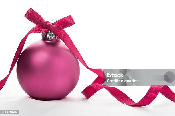 Fioletowy Boże Narodzenie Ball - zdjęcia stockowe i więcej obrazów Bez ludzi - Bez ludzi, Biały, Bombka