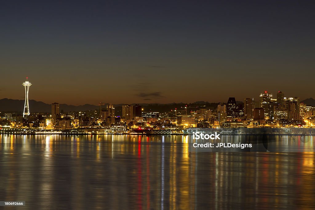 Horizonte do centro da cidade de Seattle reflexo ao amanhecer - Foto de stock de Seattle royalty-free