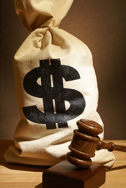 法的費用 - currency gavel legal system human settlement ストックフォトと画像