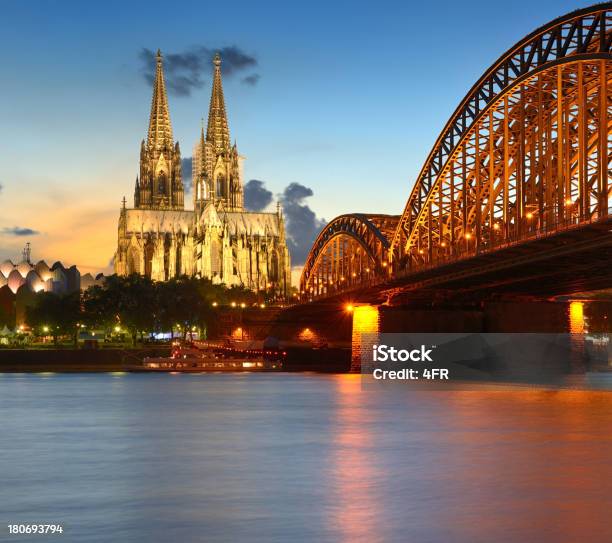 Catedral De Colonia En Sunset Foto de stock y más banco de imágenes de Colonia - Renania - Colonia - Renania, Agua, Aire libre