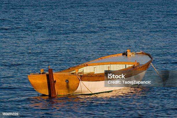 Photo libre de droit de Row Bateau Dollar Bin Image banque d'images et plus d'images libres de droit de Bateau à rames - Bateau à rames, Bleu, Corde