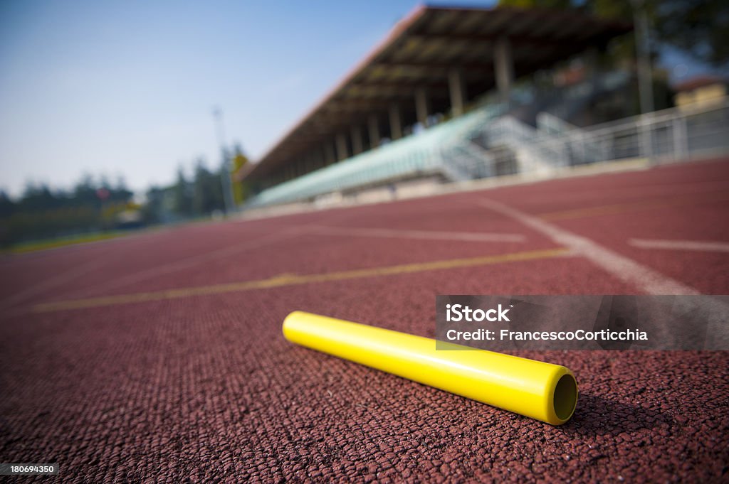 Bastão de corrida em um campo de atletismo - Foto de stock de Passar royalty-free