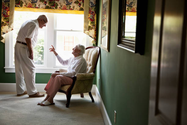 felice coppia anziani parlando a casa - sc0570 foto e immagini stock