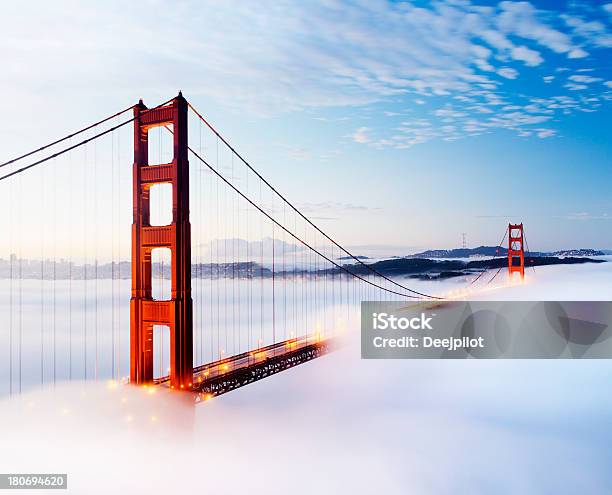 Photo libre de droit de Pont Du Golden Gate À San Francisco Étatsunis banque d'images et plus d'images libres de droit de Golden Gate Bridge - Golden Gate Bridge, Brouillard, Pont