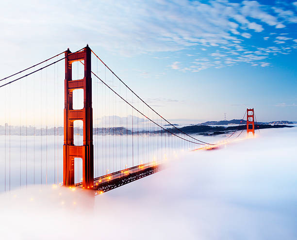 ゴールデンゲートブリッジは、サンフランシスコ米国 - golden gate bridge bridge night sunset ストックフォトと画像