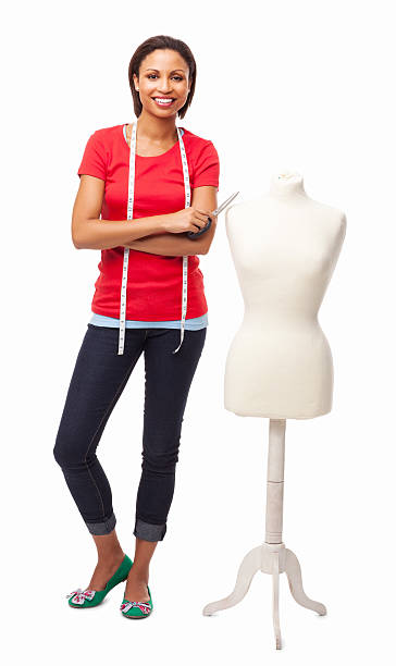 stilista tenendo scissor in piedi mentre dal manichino isolato - mannequin dressmakers model tape measure female foto e immagini stock