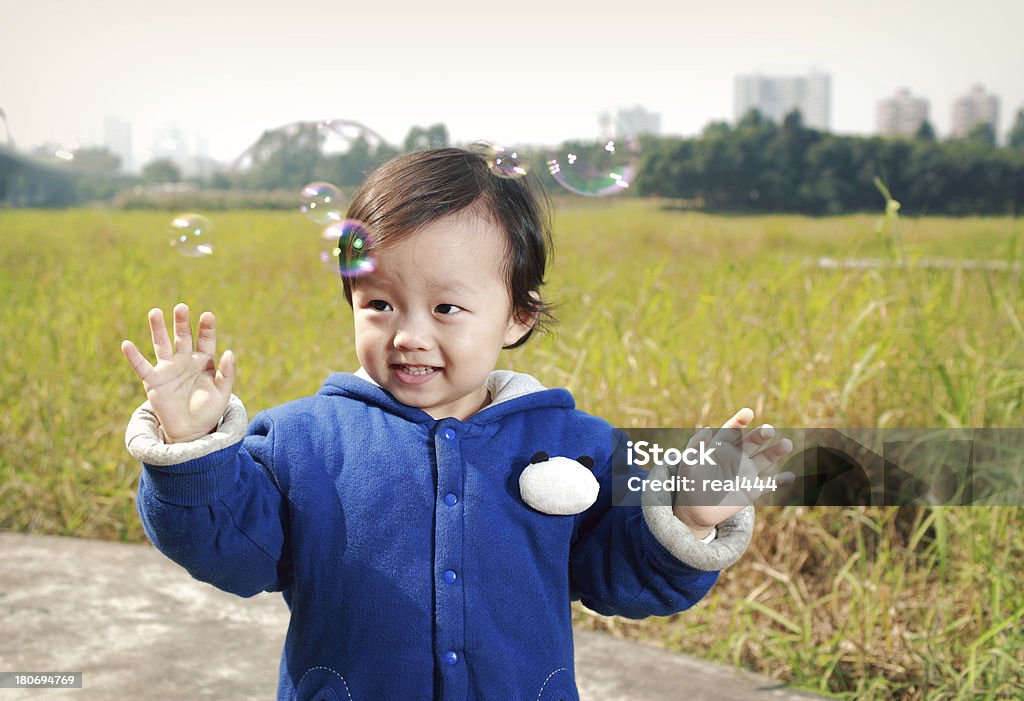 Fofo asiático bebê no parque - Royalty-free 12-15 Meses Foto de stock
