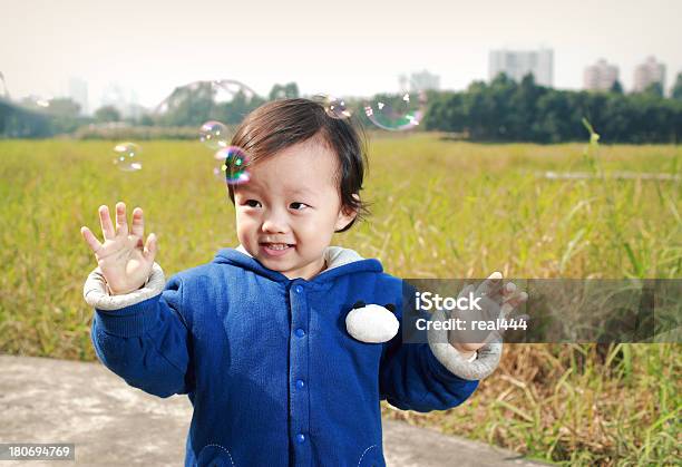 Fofo Asiático Bebê No Parque - Fotografias de stock e mais imagens de 12-15 Meses - 12-15 Meses, 12-23 Meses, Alegria