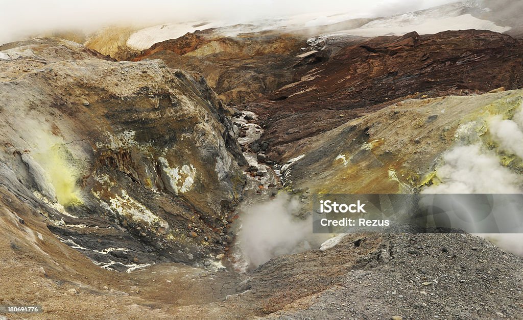 Paisaje volcánico con ácido corriente de Kamchatka - Foto de stock de Accidentes y desastres libre de derechos