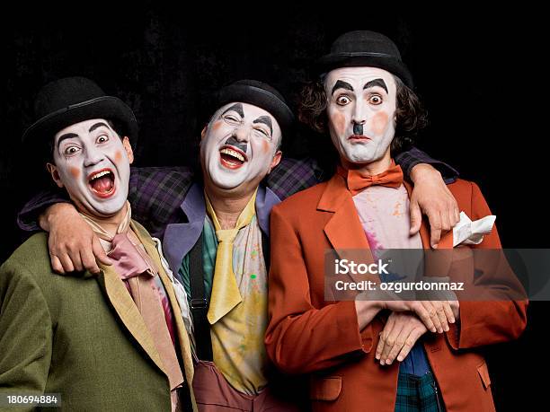 Tres Hombres Mimes En La Etapa Foto de stock y más banco de imágenes de Teatro - Teatro, Actor, Representación teatral