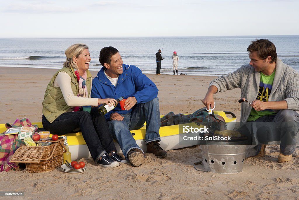 Asado en la playa - Foto de stock de Adulto libre de derechos