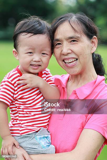 Photo libre de droit de Heureuse Grandmère Et Son Petitfils banque d'images et plus d'images libres de droit de 12-17 mois - 12-17 mois, 6-11 mois, Adulte