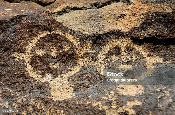 Petroglyphs На Базальт В Petroglyph Национальный Памятник Albuquerq — стоковые фотографии и другие картинки Базальт