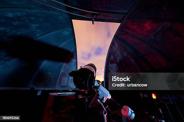 Foto de Dentro De Um Observatório e mais fotos de stock de Observatório - Observatório, Astronomia, Noite