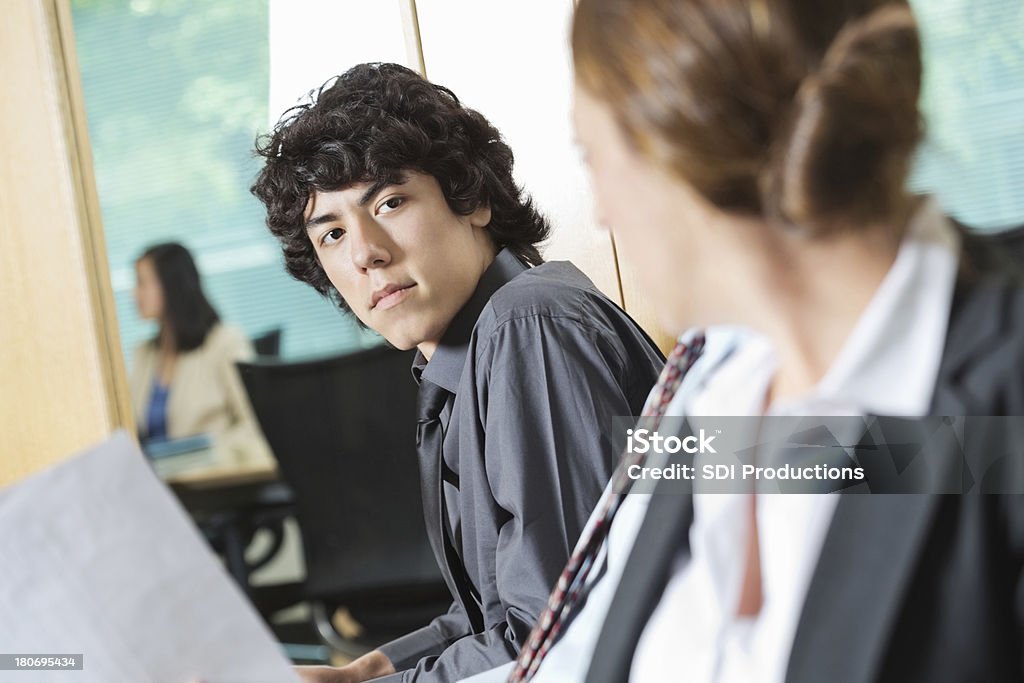 Young Asian hombre prepara para pasar a ser oídas para primer empleo - Foto de stock de Adulto libre de derechos