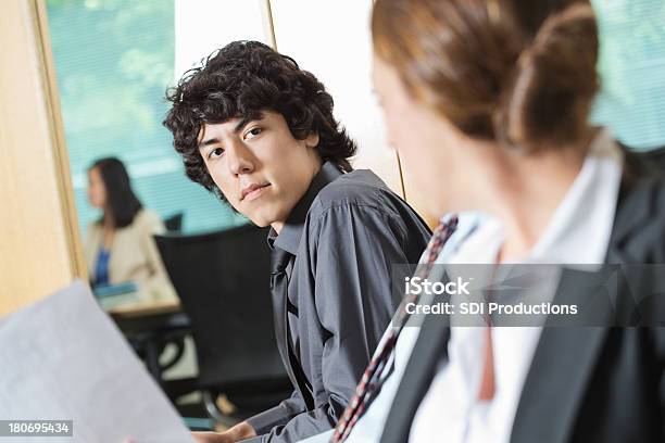 Young Asian Hombre Prepara Para Pasar A Ser Oídas Para Primer Empleo Foto de stock y más banco de imágenes de Adulto