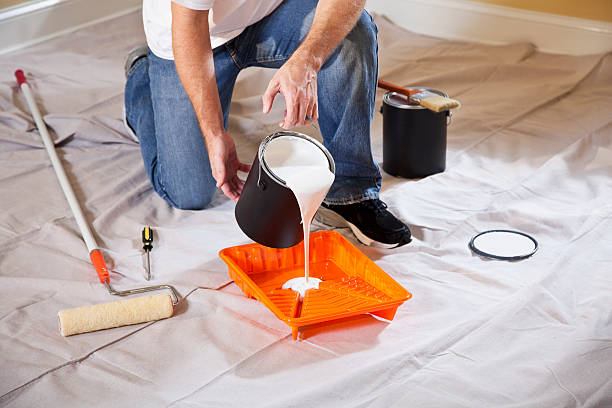 homme verser peinture sur plateau - house painter home improvement paint can painter photos et images de collection