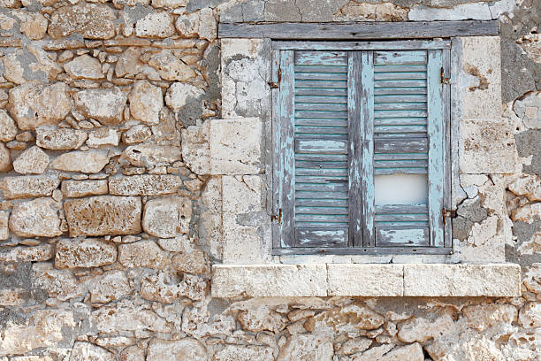 robusto muro di pietra in legno di grunge invecchiato con finestra otturatore, cipro - shutter unhygienic ancient old foto e immagini stock