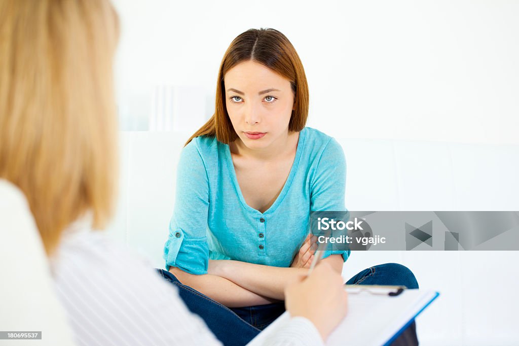 Adolescente falando ao Psychiatrist. - Foto de stock de Adolescentes Meninas royalty-free