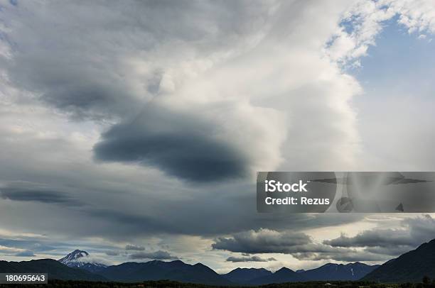 Foto de Paisagem Com Céu Dramático Sobre O Cume Da Montanha No Kamchatka e mais fotos de stock de Acidentes e desastres