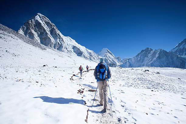 caminhada percorrer os picos de montanha de neve para hima - kala pattar imagens e fotografias de stock