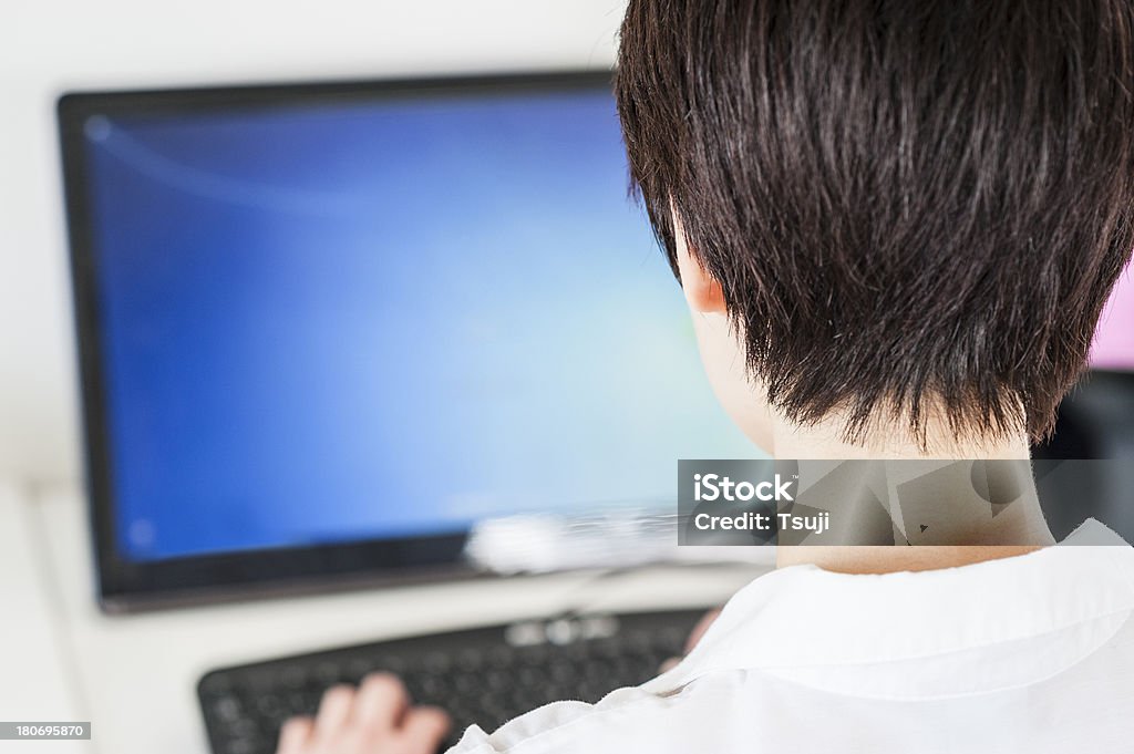 Бизнес женщина на рабочем месте - Стоковые фото Компьютерный монитор роялти-фри