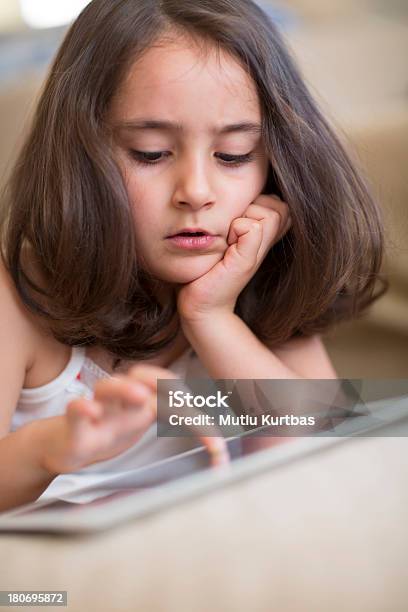 Rapariga - Fotografias de stock e mais imagens de Aprender - Aprender, Branco, Comunicação