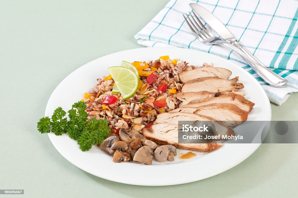 Fette di pollo con riso a colori - Foto stock royalty-free di Alimentazione sana