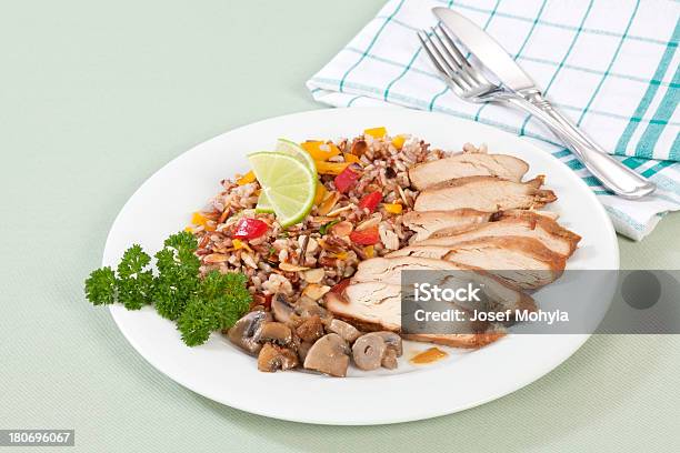 Fette Di Pollo Con Riso A Colori - Fotografie stock e altre immagini di Alimentazione sana - Alimentazione sana, Carne, Carne di pollo