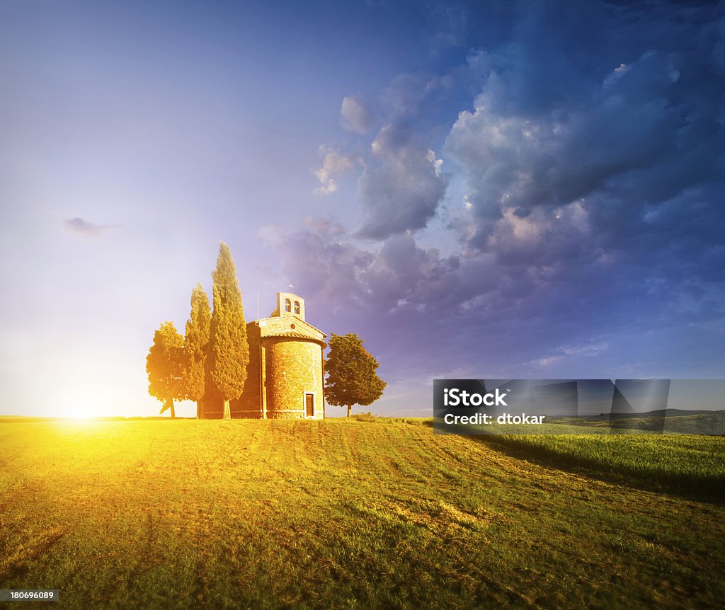 Igreja com sol e Campo Lavrado Pienza, na Toscana, Itália - Foto de stock de Ajardinado royalty-free