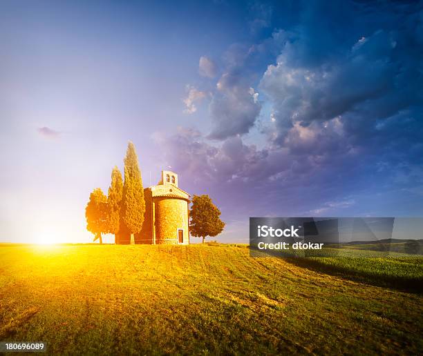 Foto de Igreja Com Sol E Campo Lavrado Pienza Na Toscana Itália e mais fotos de stock de Ajardinado