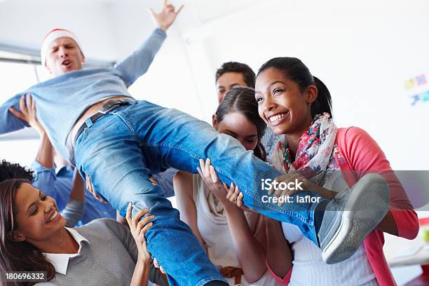 Celebrare Il Successo - Fotografie stock e altre immagini di Essere trasportato dalla folla - Essere trasportato dalla folla, Affari, Ufficio