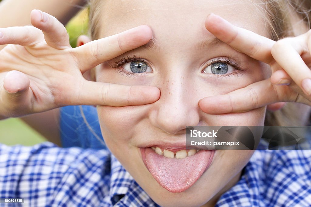 Escola Menina fazendo cara engraçada em Uniforme Escolar - Royalty-free Educação Foto de stock
