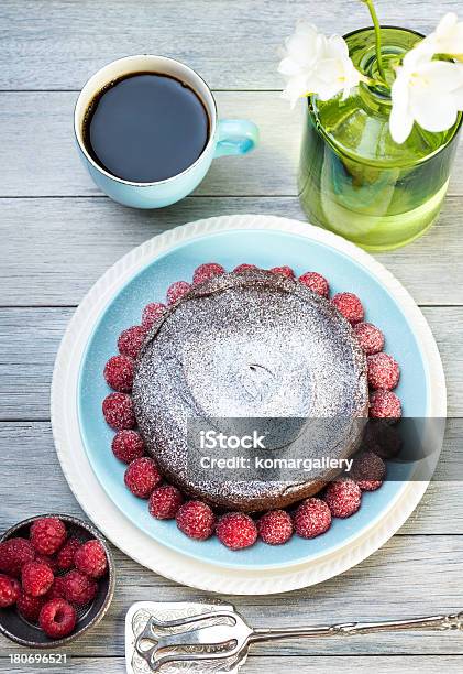 Torta Al Cioccolato Con Lamponi E Fiori - Fotografie stock e altre immagini di Argentato - Argentato, Argento, Bianco