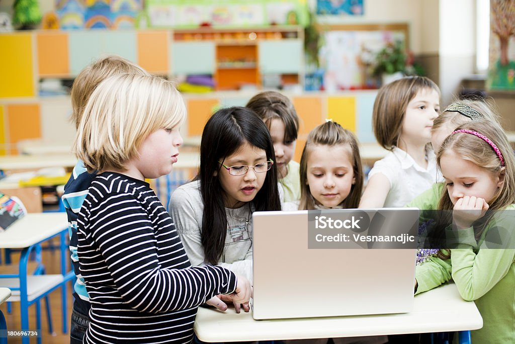 かわいい子供クラスのノートパソコンを使うスチューデントのデスクに - 学生のロイヤリティフリーストックフォト