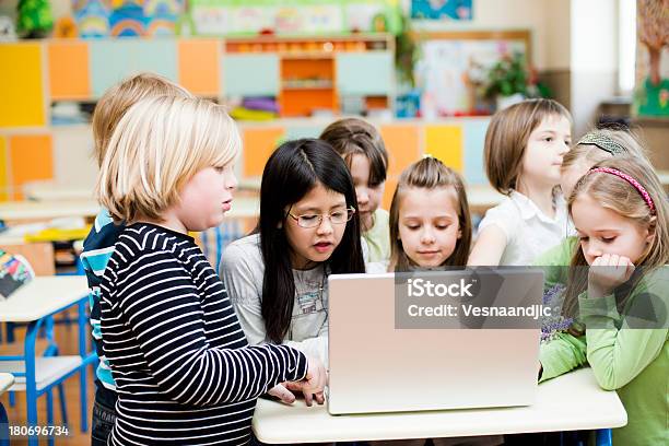 かわいい子供クラスのノートパソコンを使うスチューデントのデスクに - 学生のストックフォトや画像を多数ご用意 - 学生, 家の雑用, 教室