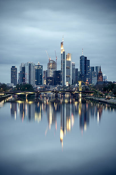 frankfurt am main, germany 스카이라인 - photography urban scene vertical toned image 뉴스 사진 이미지