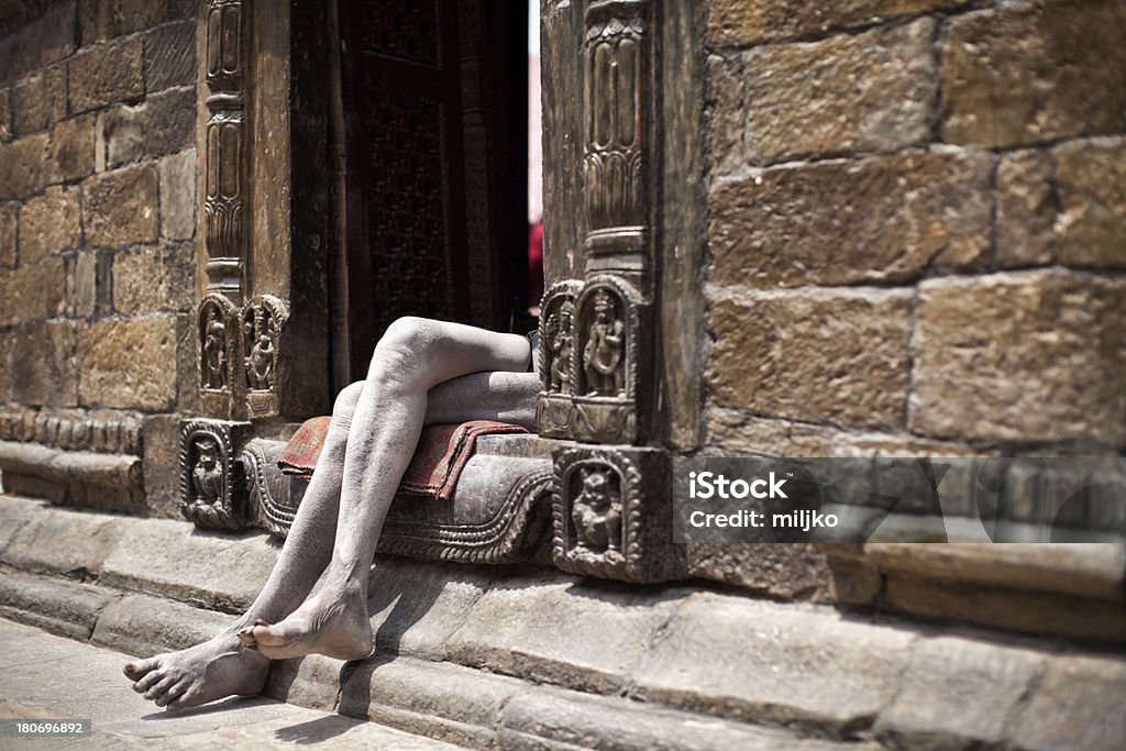 Vieux sadhu de jambes blancs tirer la du temple - Photo de Varanasi libre de droits